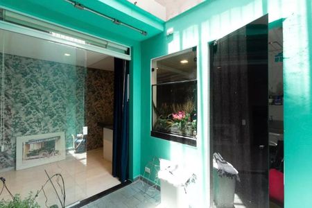Casa à venda com 147m², 3 quartos e 2 vagasParede com janela e porta de vidro, com decoração em tons de verde e rosa.