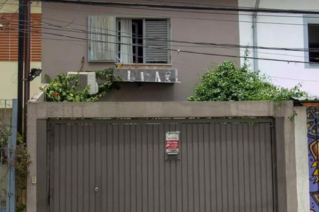 Casa à venda com 147m², 3 quartos e 2 vagasPortuguese pt-br description of a house with a gray gate and a gray wall with a window and a plant.