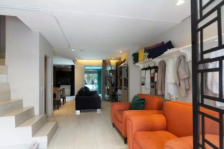 Sala com dois sofás e uma mesa de jantar, com uma vista para a piscina. de casa à venda com 3 quartos, 147m² em Vila Olímpia, São Paulo