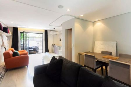 Casa à venda com 147m², 3 quartos e 2 vagasSala com sofás, mesa e cadeiras, com vista para a garagem e carro.