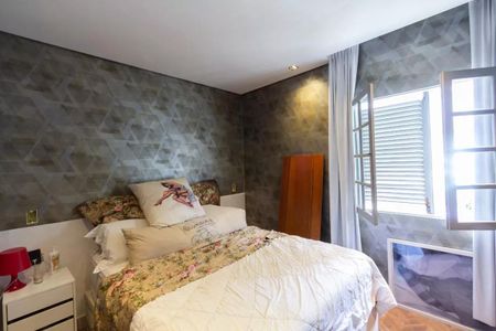 Casa à venda com 147m², 3 quartos e 2 vagasCama com colchão e travesseiros, com uma imagem de uma mulher nua na almofada, em uma sala com paredes de tijolos e um teto branco.