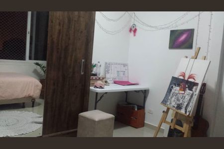 Apartamento à venda com 85m², 3 quartos e sem vagaQuarto com decoração simples e iluminação boa, com uma cama coberta com um cobertor rosa e uma mesa com um pano rosa.