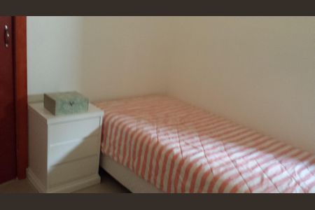 Apartamento à venda com 85m², 3 quartos e sem vagaCama simples com colchão e lençol vermelho e branco, com uma pequena mesa de cabeceira.