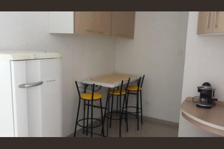 Apartamento à venda com 85m², 3 quartos e sem vagaCozinha com geladeira, mesa e cadeiras, e máquina de café.