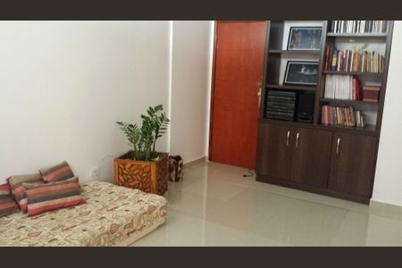 Apartamento à venda com 85m², 3 quartos e sem vagaQuarto com cama simples, prateleira de livros e planta em um ambiente simples e limpo.