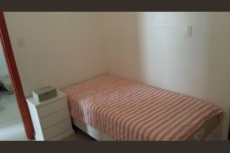 Apartamento à venda com 85m², 3 quartos e sem vagaCama simples com colchão e lençol vermelho e branco, com uma mesinha de cabeceira branca e uma caixa de madeira.