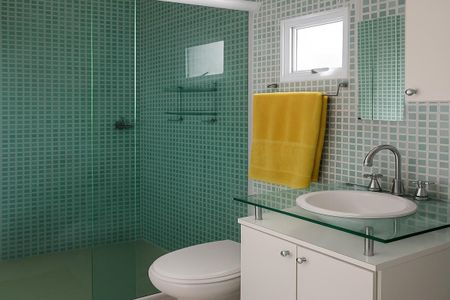 Apartamento à venda com 85m², 3 quartos e sem vagaBanheiro com piso de azulejos, vaso sanitário e pia de porcelana, com uma janela pequena e iluminação boa.