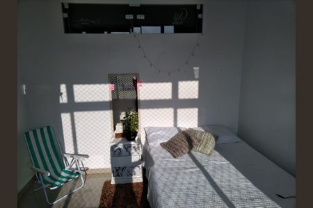 Apartamento à venda com 85m², 3 quartos e sem vagaQuarto simples com cama, mesa e cadeira, iluminado por luz natural.