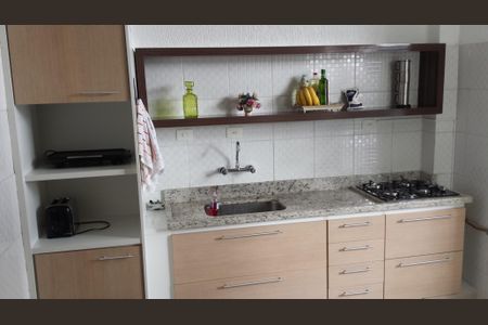 Apartamento à venda com 85m², 3 quartos e sem vagaCozinha com móveis de madeira, piso de porcelanato e bancada de granito.