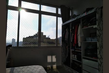 Apartamento à venda com 85m², 3 quartos e sem vagaQuarto com vista para a cidade, com móveis de madeira e janela grande, iluminado por luz natural e com um nível de decoração básico.