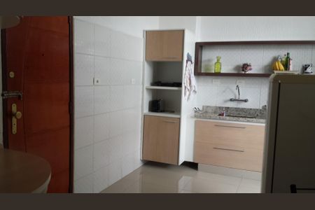 Apartamento à venda com 85m², 3 quartos e sem vagaCozinha com geladeira, fogão e utensílios de cozinha, com iluminação adequada e acabamento em madeira e granito.