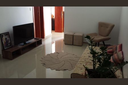 Apartamento à venda com 85m², 3 quartos e sem vagaSala com TV, sofá, cadeira e plantas, com iluminação natural e boa qualidade.