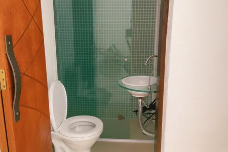 Apartamento à venda com 85m², 3 quartos e sem vagaBanheiro com piso de azulejos, vaso sanitário e lavabo com pia de vidro e encanamento de aço inox.