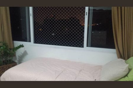 Apartamento à venda com 85m², 3 quartos e sem vagaJanela com tela de proteção, vista noturna para o lado de fora, com uma cama simples e uma planta.