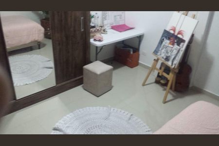 Apartamento à venda com 85m², 3 quartos e sem vagaQuarto com cama, armário, mesa e pintura de gato.