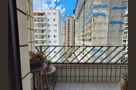 Apartamento à venda com 140m², 3 quartos e 4 vagasVaranda com vista para edifícios de apartamentos e céu azul com nuvens brancas.