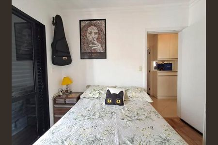 Apartamento à venda com 140m², 3 quartos e 4 vagasCama simples com colchão e travesseiro, com uma imagem de Bob Marley na parede e uma guitarra pendurada.