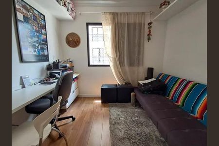 Apartamento à venda com 140m², 3 quartos e 4 vagasSala com sofá, mesa e cadeira, janela e pé, com decoração simples.