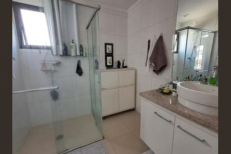 Apartamento à venda com 140m², 3 quartos e 4 vagasBanheiro com chuveiro, pia e armário branco, com iluminação natural e boa qualidade de iluminação artificial.