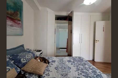 Apartamento à venda com 140m², 3 quartos e 4 vagasCama com cobertor e travesseiros, com um gato no centro, com uma pintura na parede e uma porta de entrada ao fundo.