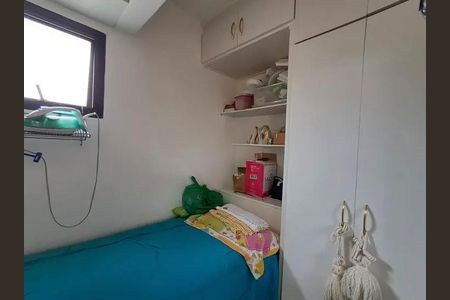 Apartamento à venda com 140m², 3 quartos e 4 vagasCama simples com colchão azul e cobertor branco, com uma janela e uma prateleira com objetos.