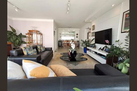 Apartamento à venda com 140m², 3 quartos e 4 vagasSala com sofás, TV e mesa de centro, com decoração simples e poucos elementos de design.