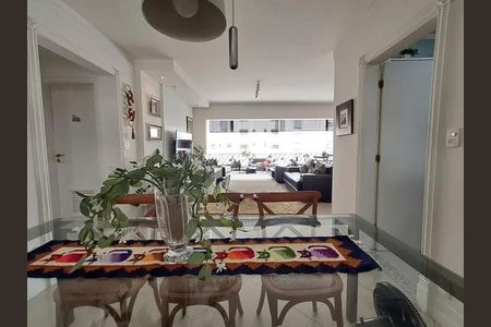 Apartamento à venda com 140m², 3 quartos e 4 vagasTabela de vidro com mesa de madeira e vaso de flores, vista para sala de estar com sofá e TV.