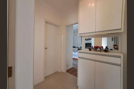 Apartamento à venda com 140m², 3 quartos e 4 vagasCaminho de entrada com armários e porta de vidro para a sala.