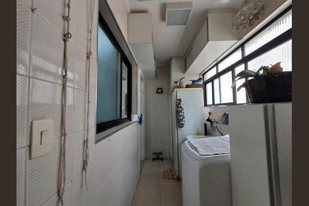 Apartamento à venda com 140m², 3 quartos e 4 vagasBanheiro com piso de porcelanato, lavabo e janela pequena, iluminado por luz natural e artificial.