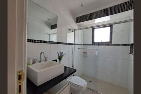 Apartamento à venda com 140m², 3 quartos e 4 vagasBanheiro com piso de porcelanato, pia de cerâmica e vaso de flores.