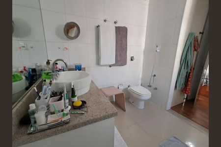 Apartamento à venda com 140m², 3 quartos e 4 vagasBanheiro com pia, vaso sanitário e espelho, com alguns objetos de higiene e limpeza.