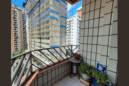 Apartamento à venda com 140m², 3 quartos e 4 vagasVaranda com vista para edifícios de apartamentos e azul do céu, com plantas e móveis simples.