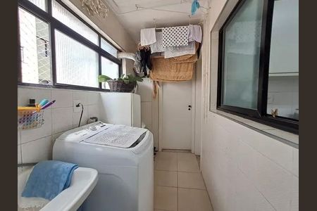 Apartamento à venda com 140m², 3 quartos e 4 vagasBanheiro com lavadora e secadora, janela grande e iluminação natural.