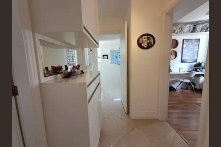 Apartamento à venda com 140m², 3 quartos e 4 vagasCasa com cozinha moderna e iluminada, com móveis brancos e iluminação natural.
