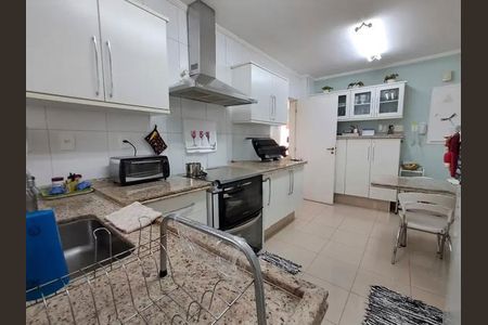 Apartamento à venda com 140m², 3 quartos e 4 vagasCozinha com piso de porcelanato, bancadas de granito e equipamentos de cozinha modernos.