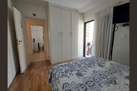 Apartamento à venda com 140m², 3 quartos e 4 vagasQuarto com cama, armários e porta para varanda.