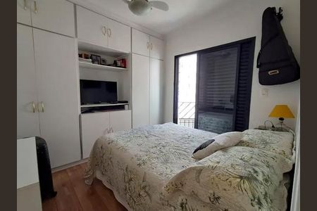 Apartamento à venda com 140m², 3 quartos e 4 vagasQuarto com cama, TV e móveis brancos, com vista para a varanda.