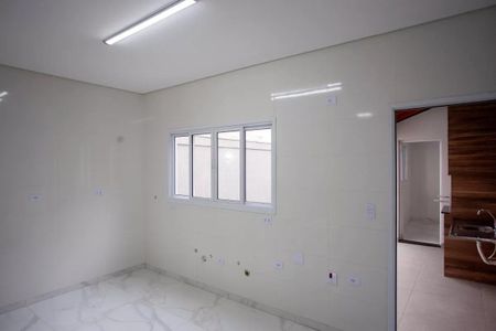 Casa à venda com 183m², 3 quartos e 4 vagasSala com parede branca, teto branco, piso de porcelanato e janela quadrada, iluminada por uma lâmpada fluorescente.