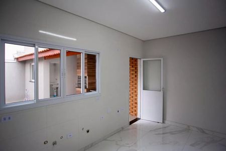 Casa à venda com 183m², 3 quartos e 4 vagasParede branca com janela e porta, piso de porcelanato, iluminação fluorescente, sem móveis ou decoração.