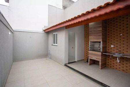 Casa à venda com 183m², 3 quartos e 4 vagasVaranda com piso de cerâmica, teto de telhas e uma pequena pia.