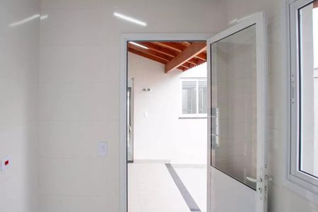 Casa à venda com 183m², 3 quartos e 4 vagasPorta de vidro com tela e fechadura de segurança, aberta para a varanda com teto de madeira e paredes brancas.