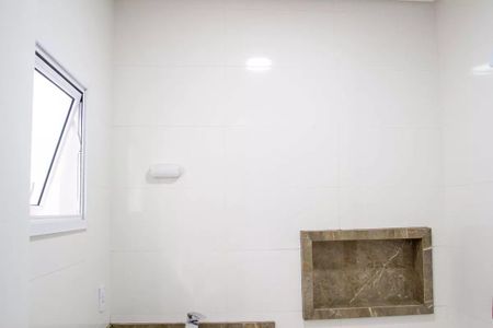 Casa à venda com 183m², 3 quartos e 4 vagasBanheiro com piso de porcelanato e parede branca, com uma janela pequena e iluminação boa.