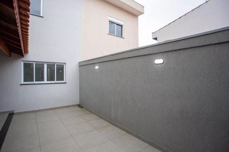 Casa à venda com 183m², 3 quartos e 4 vagasPátio com piso de cerâmica e iluminação adequada.