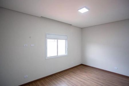 Quarto com piso de madeira e janela pequena, iluminado por uma lâmpada de LED. de casa à venda com 3 quartos, 183m² em Dos Casa, São Bernardo do Campo