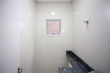 Casa à venda com 183m², 3 quartos e 4 vagasBanheiro com piso de porcelanato, bancada de granito e janela pequena.