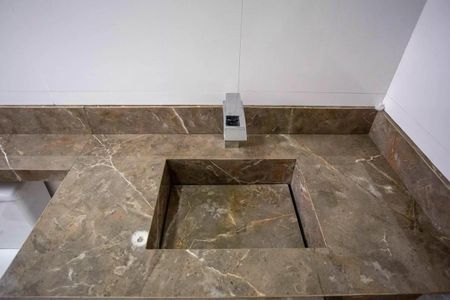 Casa à venda com 183m², 3 quartos e 4 vagasBanheiro com piso de porcelanato e pia de mármore.