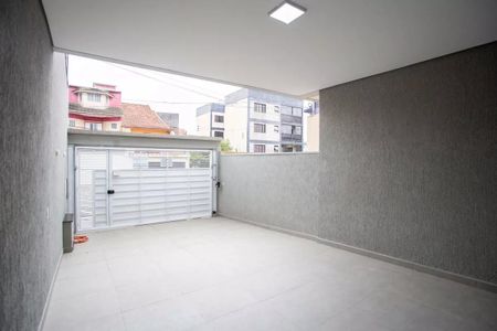 Casa à venda com 183m², 3 quartos e 4 vagasBanheiro com piso de porcelanato e iluminação adequada.