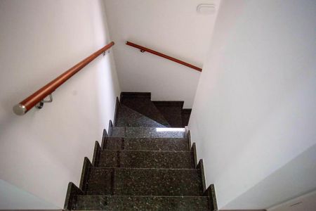 Casa à venda com 183m², 3 quartos e 4 vagasEscada com degraus de granito e corrimão de madeira