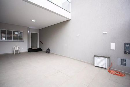 Casa à venda com 183m², 3 quartos e 4 vagasSala com paredes claras e piso de porcelanato, iluminada por luz natural e artificial.
