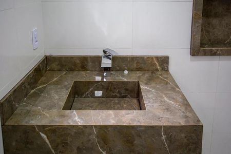 Casa à venda com 183m², 3 quartos e 4 vagasBanheiro com piso de porcelanato e pia de granito.